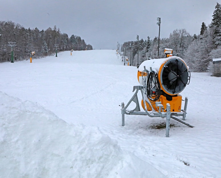 Snega je na Snežnem stadionu dovolj le za zimsko kuliso. Foto: Igor NAPAST