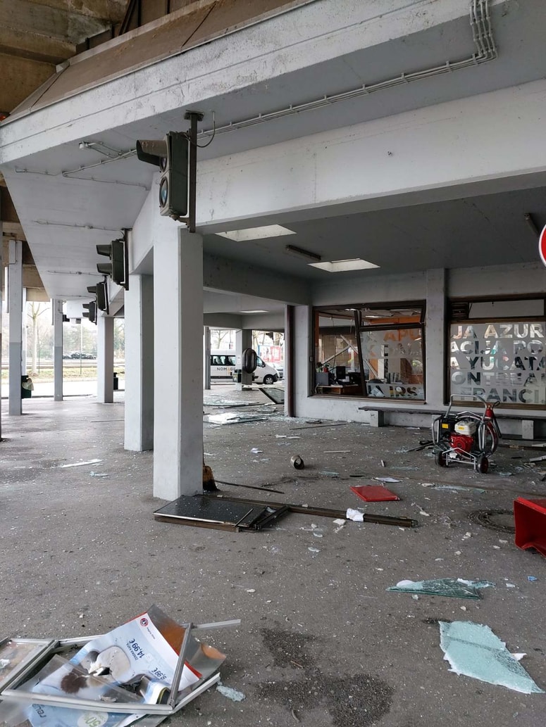 Glavna fotografija članka:(FOTO) Znan je vzrok eksplozije na glavni celjski avtobusni postaji, tri osebe poškodovane