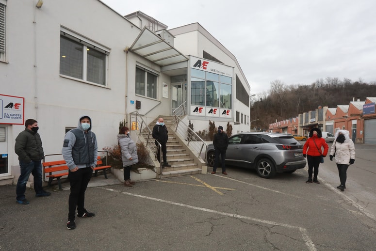Na opozorilni stavki decembra lani se je izpostavilo le nekaj delavcev podjetja A&E Europe. Ali bodo zbrali moč, pogum in bolj strnili vrste v boju za svoje pravice? Foto: Igor NAPAST