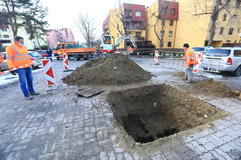 Delavci Plinarne Maribor so zaprli ventil za dotok plina do več objektov v Prušnikovi ulici.
Foto: Sašo BIZJAK