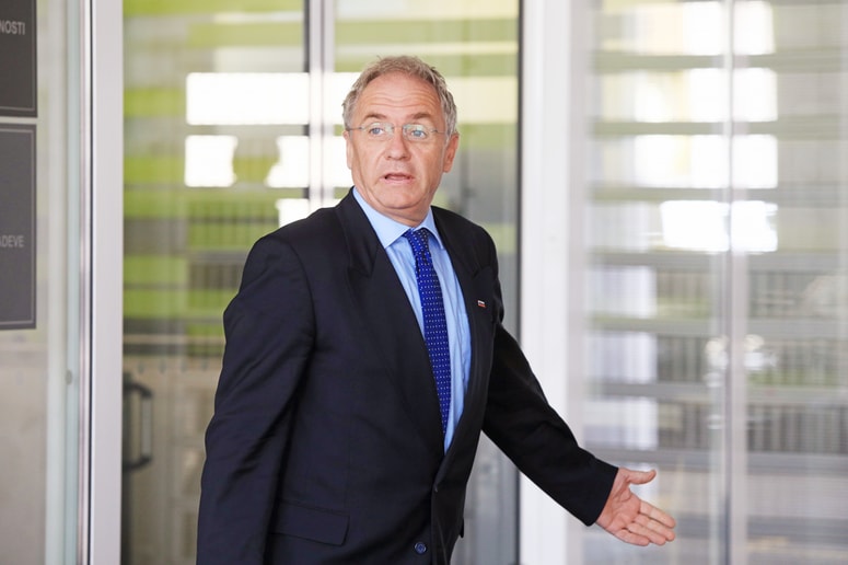 Glavna fotografija članka:Kako se je minister Aleš Hojs zlagal o novinarju televizije POP TV