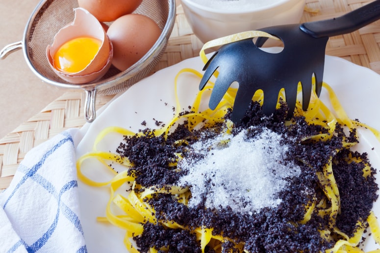 Glavna fotografija članka:Široki rezanci z makom