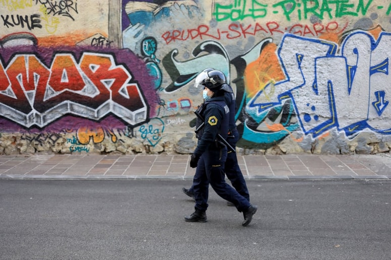 Policija prd skvotom Rog v torek.