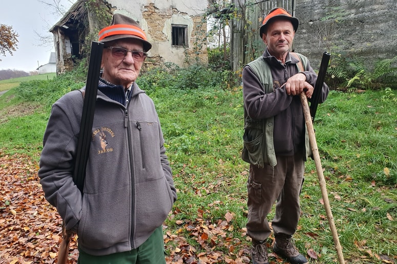 Tone Grafoner (levo) je lovec pri Lovski družini Jakob.