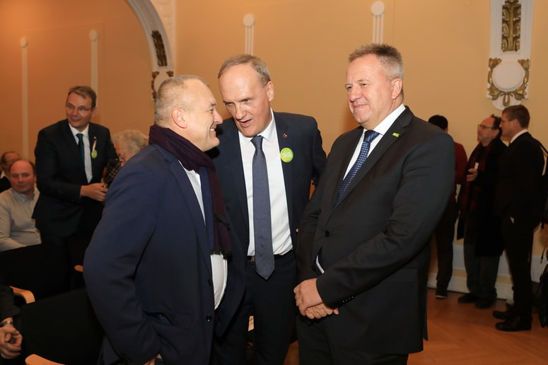 Medtem ko je glavni odbor SLS že potrdil sodelovanje v gibanju, v SMC Zdravka Počivalška o sodelovanju ne vedo nič. 