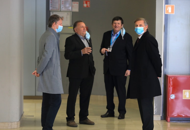 Poslanci Desusa bodo prihodnji torek z vodstvom stranke soočili mnenja. 
 