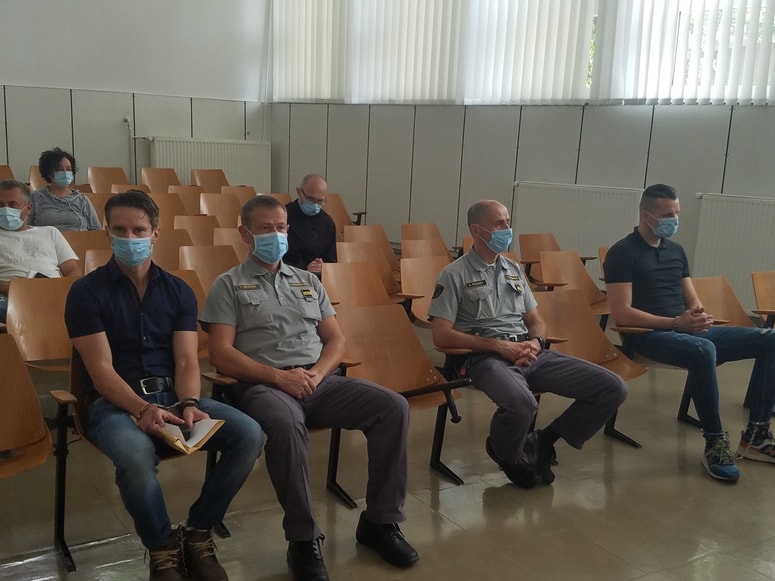 Nekdanji policist Aleš Dovgan (skrajno levo) in Dejan Kos sta se s tožilstvom dogovorila o priznanju. Foto: Gordana POSSNIG