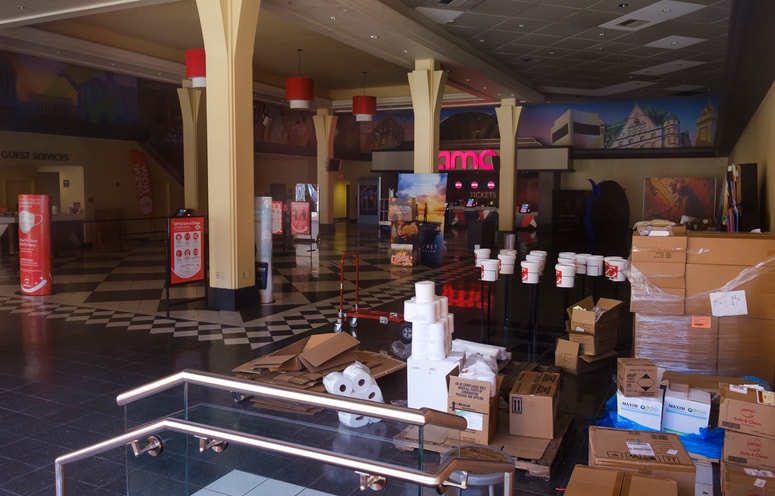 Medtem ko preddverje kina AMC v New Yorku zaradi koronavirusa sameva, tečaj njegove delnice nerealno leti v nebo. Foto: EPA