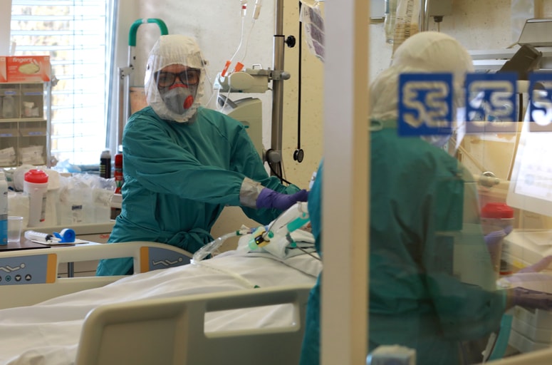 V bolnišnicah visoke stroške opravičujejo z dejstvom, da so morali zaradi covid bolnikov nabaviti veliko dodatne opreme in angažirati dodatno osebje. 