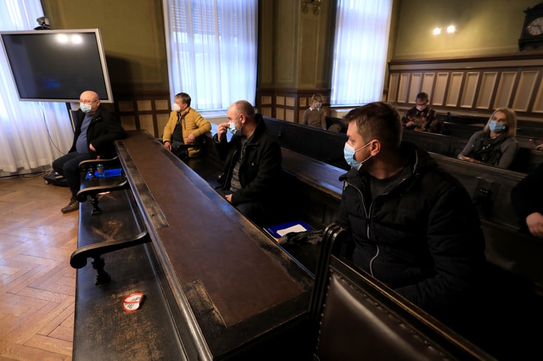 Obtoženi Denis Kadirić, Vojko Marguč, Dušan Raj in Zoran Petrovič (od leve) na zatožni klopi ljubljanskega okrožnega sodišča Foto: Robert BALEN