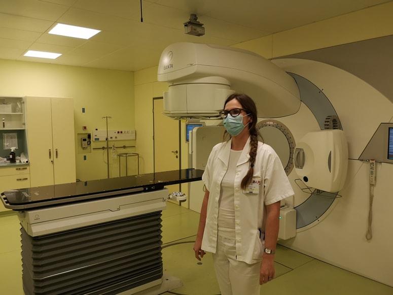 Tamara Petrun, vodja radioterapije na dddelku za onkologijo, pove, da od covid bolnikov obsevajo le asimptomatske, pri katerih obsevanje ne vpliva na potek covida. Foto: UKC Maribor