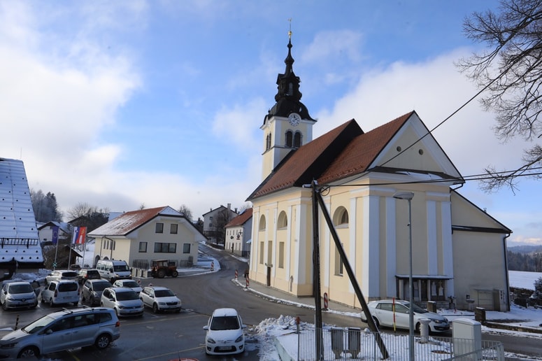 V župnišču Rovte- Logatec (v ozadju za cerkvijo) so osumljenci vlomili in oropali župnika Ivana Petriča. Foto: Robert BALEN
