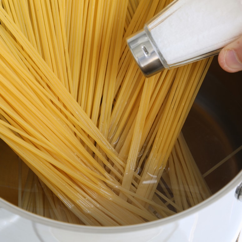 Testenine kuhamo v obilo vode, solimo jo, ko zavre. Foto: Profimedia