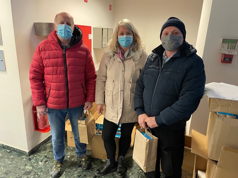 Slikopleskar Dušan Breznik, Judita Škoflek, sekretarka območne zbornice in Janez Pavlak (prvi z leve), ki je prišel po maske za hčerkino podjetje: "Prebolel sem covid in še kako vem, da zaščita je potrebna." Foto: Tomaž RANC
