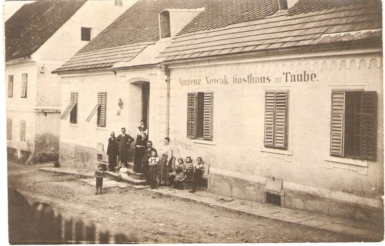 Nekdanja Gostilna pri golobu (z nemškim imenom Gasthaus zu Taube) na razglednici iz leta 1910. Kasneje jo je prevzel Maks Urbanc in ohranila se je do danes. Foto: arhiv Franca Verovnika