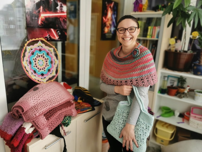 Jadranka Smiljič kvačka različne izdelke. Foto: Jasmina DETELA