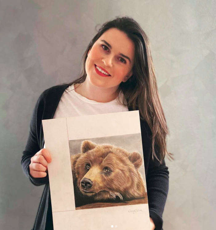 Danaja Padovac s svojo ilustracijo, ki jo namenja za dražbo Foto: Osebni arhiv