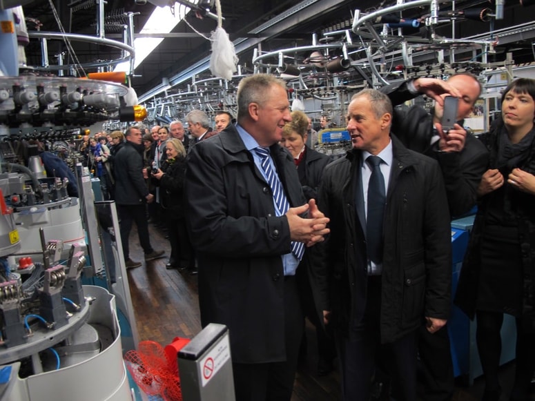 Gospodarski minister Zdravko Počivalšek in direktor Marko Klemenčič sta leta 2015 še skušala rešiti tovarno. Foto: Rozmari PETEK