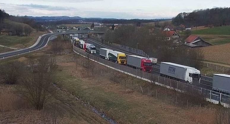 Gneča na pomurski avtocesti zaradi nesreče.