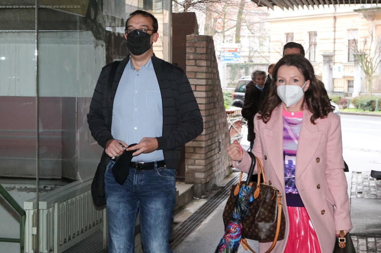 Ivan Gale in njegova odvetnica Maja Koršič Potočnik zatrjujeta, da je bila odpoved nezakonita. Foto: Damijana ŽIŠT