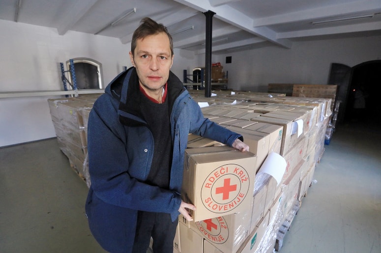 Sekretar Rdečega križa Maribor Metod Dolinšek opozarja, da je ogroženo delovanje njihovega skladišča v Ljubljanski ulici. Foto: Andrej PETELINŠEK