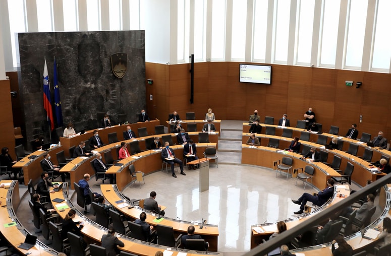 Glavna fotografija članka:Znano je, kdaj naj bi se cepili poslanci in državni svetniki. Katero cepivo bodo prejeli?