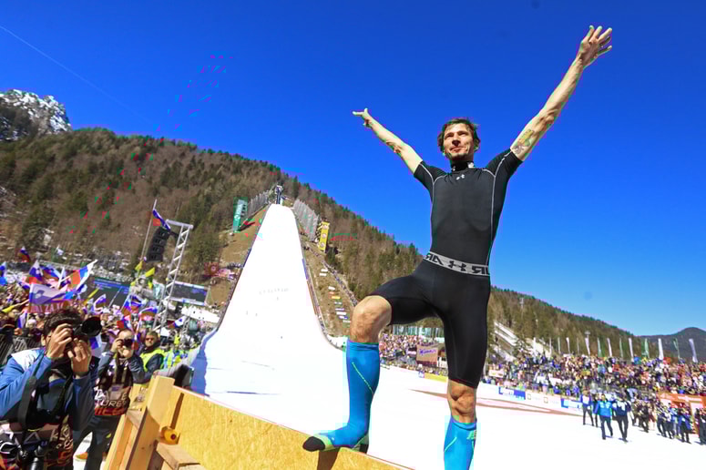 Odkar je pred dvema letoma smuči pospravil v kot oziroma zmetal med navijače pod Poncami, ga skoki niso več zamikali. Foto: Andrej PETELINŠEK