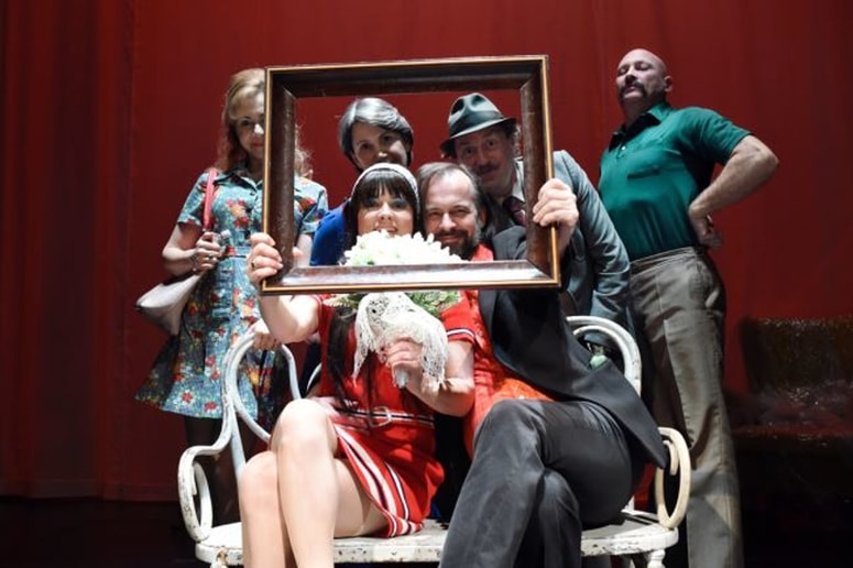 Igralski kolektiv v predstavi Figa