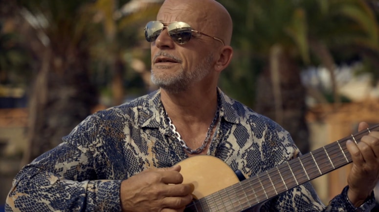 Glavna fotografija članka:(NAPOVED) Na obisku pri Dominiku Kozariču, ki živi in prepeva na Tenerifu