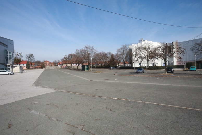 Ura parkiranja pri dvorani Tabor bi stala 40 centov. Foto: Igor NAPAST