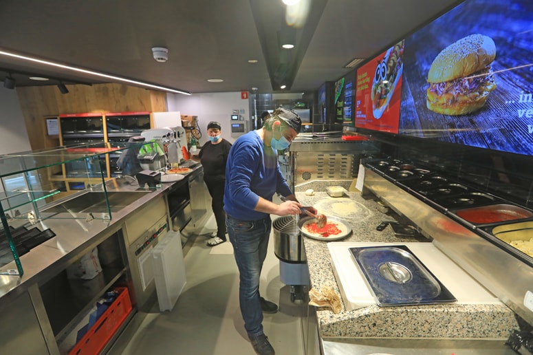 Kuharji v Sendvičarni že preizkušajo novo delovno okolje. Foto: Sašo BIZJAK