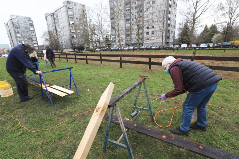 Postavitev ograje je bila zadnje dejanje projekta, s katerim želijo mesto čim bolj prilagoditi na podnebne spremembe. Foto: Sašo BIZJAK