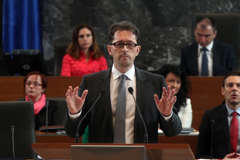 Glavna fotografija članka:Virant glede izstopa iz države sporoča Hojsu: Skrbi me, ker ekstremni primeri postajajo realnost