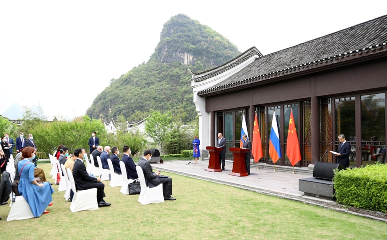 Ruski zunanji minister Sergej Lavrov in njegov kitajski kolega Vang Ji konec marca na Kitajskem 