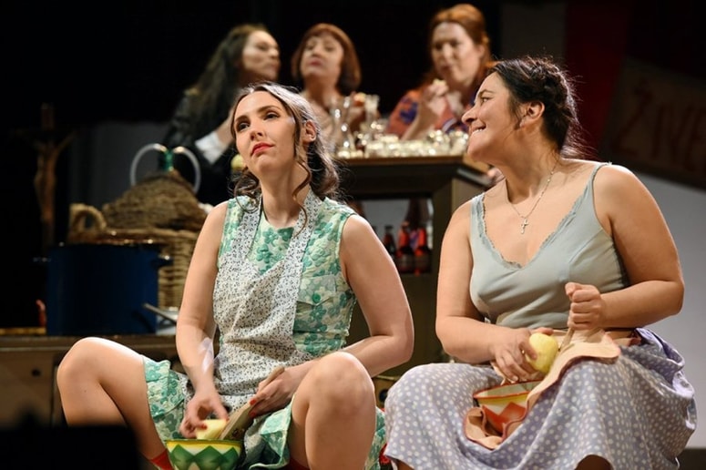 Patrizia Jurinčič Finžgar in Marjuta Slamič, v ozdaju pa Nataša Keser, Damjana Černe in Ana Facchini 