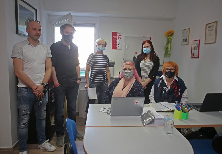 Prostovoljci iz humanitarnega društva UP-ornik to in naslednjo soboto vabijo na svojo stojnico v Europark, kjer bodo zbirali denar za ljudi v socialni stiski. Foto: Tadej REGENT