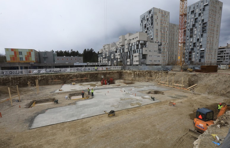Ob stanovanjskih stolpnicah ob Betnavskem gozdu je večja gradbena jama, kjer dela izvaja podjetje GIC Gradnje. Foto: Igor NAPAST