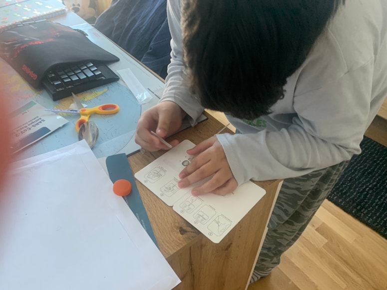 Učitelji in tudi starši so testiranje otrokom spremenili v zanimivo pustolovščino in igro, ki je vse drugo kot bavbav. Tako pouk in obšolske dejavnosti nemoteno potekajo naprej. 