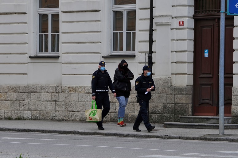 Osumljene, dva moška in dve ženski (na fotografiji je ženska), so policisti danes privedli pred preiskovalnega sodnika v Mursko Soboto. Za vse je odredil pripor.