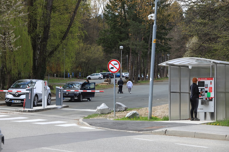 Na prej polno parkirišče zdaj zapeljejo le redki avtomobili. Foto: Andrej PETELINŠEK