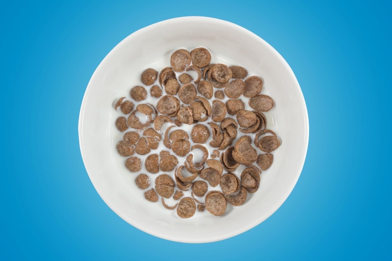 Glavna fotografija članka:Zdrav zajtrk? Kakavovim kosmičem dodajajo vitamine, da bi potrošniki zamižali pred preveliko vsebnostjo sladkorja