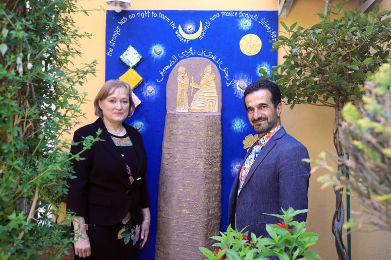 Zakonca Arkan in Majda Al Nawas pred Arkanovo umetnino Hamurabijev zakonik na vrtu Galerije Diwan. Foto: Robert Balen