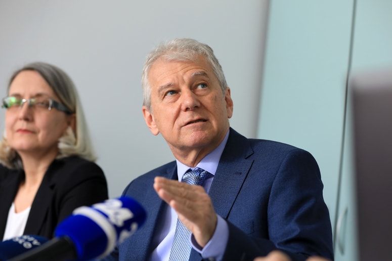 Fiskalni svet opozarja, da država veliko troši, ni pa znano, kako bo dolg v prihodnje zmanjšala. Na fotografiji predsednik fiskalnega sveta Davorin Kračun in članica Alenka Jerkič