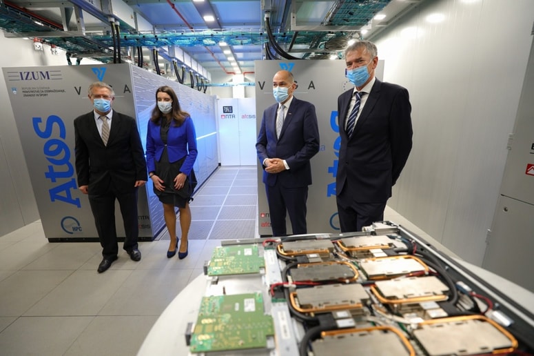 Ministrici Simoni Kustec in premierju Janezu Janši sta Vego predstavila Branko Zebec (prvi levo) in Aleš Bošnjak (zadnji desno). 