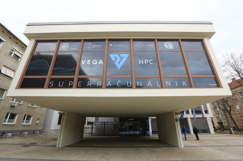 Superračunalnik Vega je pristal v Izumu, ker Univerza v Mariboru ni imela ustreznih prostorov in kadrov. Foto: Sašo BIZJAK