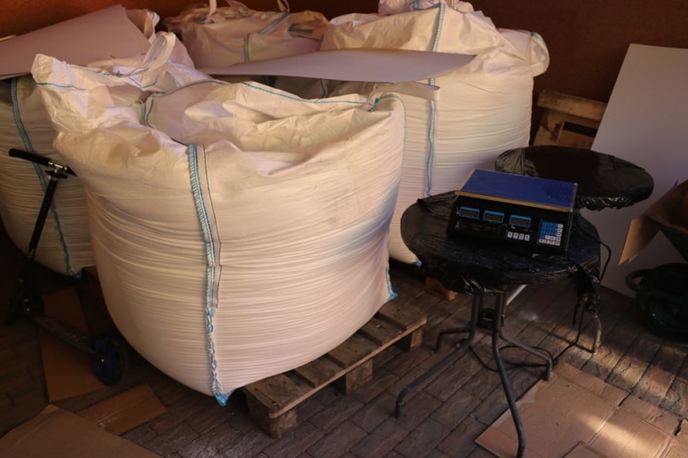 V hišni preiskavi so zasegli ponarejen pralni prašek. Foto: PU CELJE