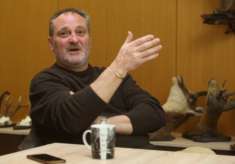 "Ob srečanju z medvedom se umaknemo v smeri prihoda, s seboj se začnemo pogovarjati, da nas sliši in opazi, a brez hitrih gibov," svetuje Marjan Gselman, predsednik Lovske zveze Maribor. Foto: Tadej REGENT