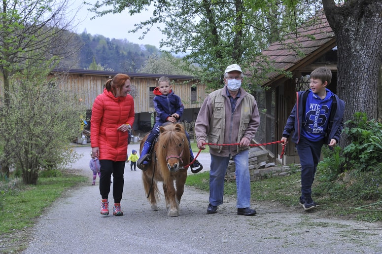 Gostje na turistični kmetiji Čebelji gradič v Serdici ostanejo v povprečju tri do štiri dni, večinoma pridejo družine z otroki. Eno izmed posebnih doživetij za najmlajše je ježa s ponijem Poldijem. 