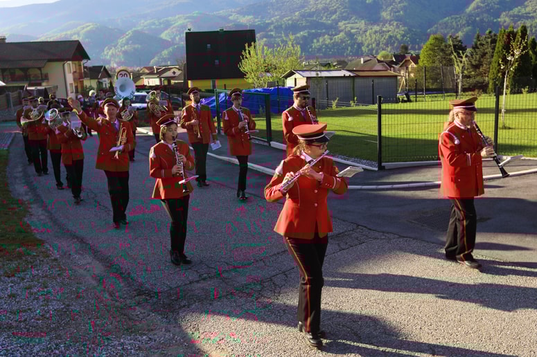 Glavna fotografija članka:(FOTO) "Živel prvi maj!" je bilo slišati po Mariboru: Ljudje so glasbenike pričakali na dvoriščih, drugi z aplavzom pozdravljali z domačih balkonov