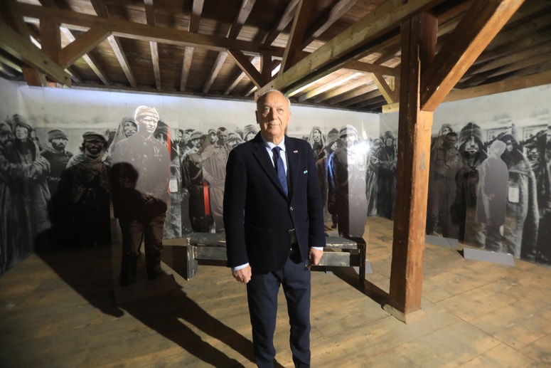 Janez Ujčič, direktor MRC, računa, da bodo razstave, ki so v nekdanjem taborišču postavljene že od lani, kmalu na ogled tudi splošni javnosti. Foto: Igor NAPAST